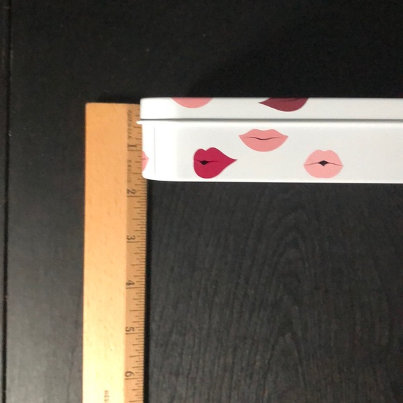 Clinique Metal Tin with Lip Design - Picture 5 of 6